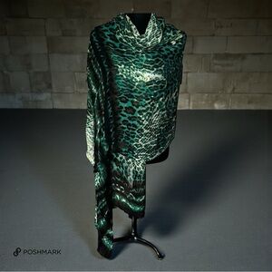 💖 Cynthia Rowley Green & Black Lightweight Scarf/Shawl 💖